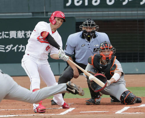 広島対巨人4回戦　1回裏広島2死、西川は右前打を放つ（撮影・加藤孝規）