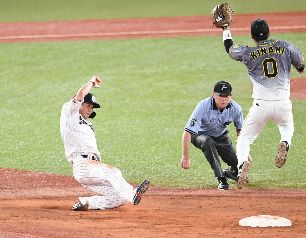 20年6月24日ヤクルト対阪神　二塁盗塁を決めるヤクルト山田哲人