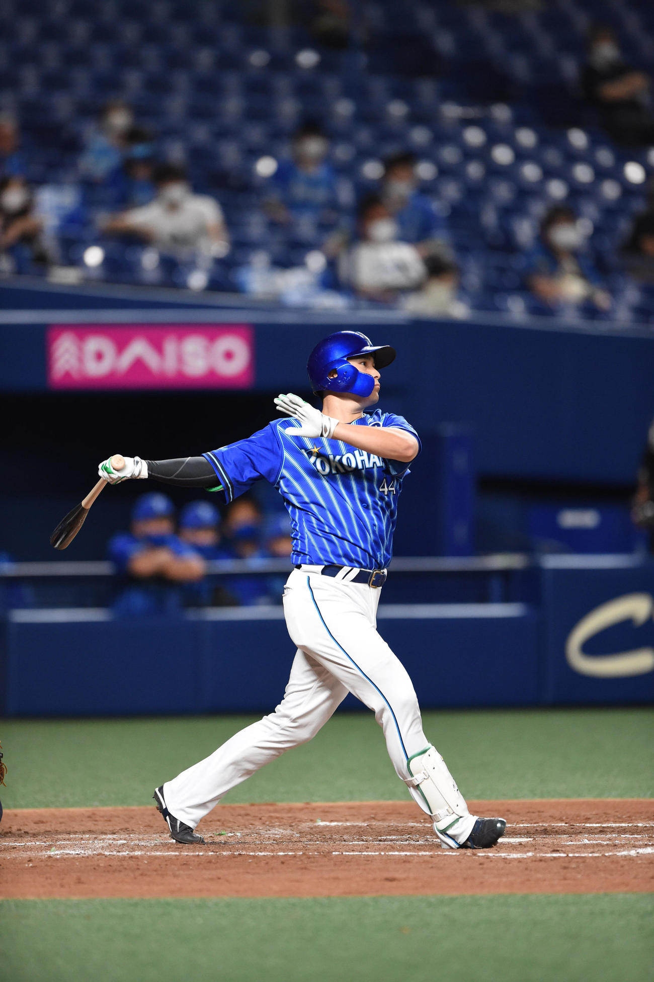 中日対DeNA　4回表DeNA無死一、二塁、中前適時打を放った佐野恵太（撮影・森本幸一）