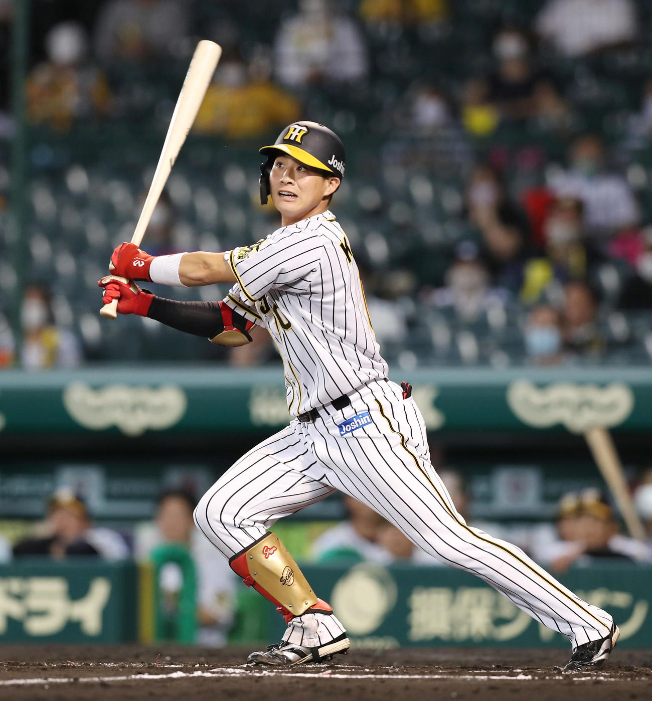 阪神対ヤクルト4回戦　6回裏阪神1死一塁、左越え2点本塁打を放つ木浪聖也（撮影・前田充）