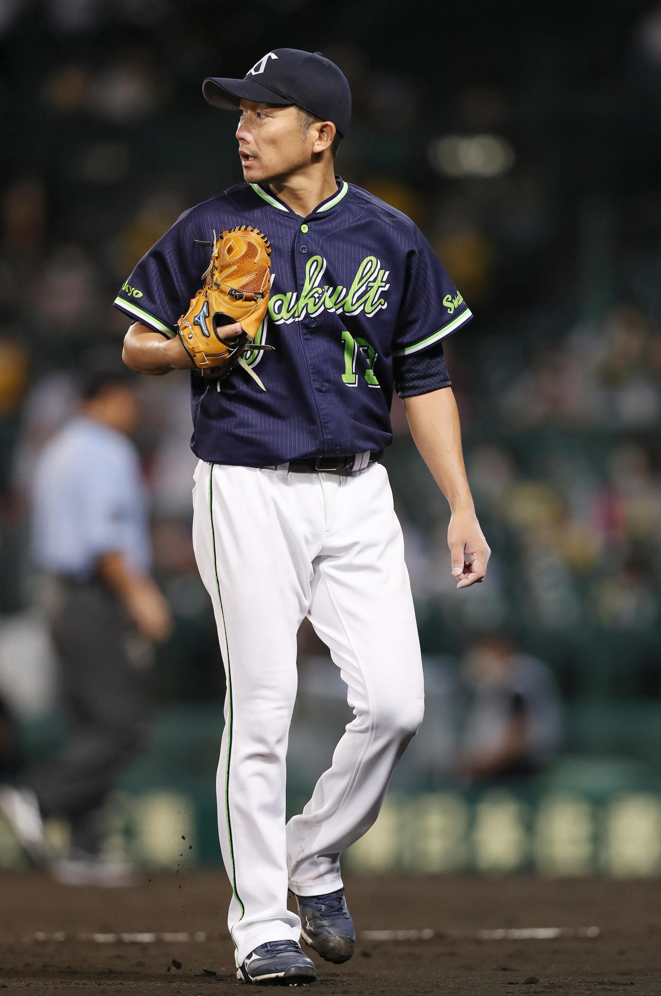 阪神対ヤクルト4回戦　5回を投げ終え、悔しそうにベンチへ戻るヤクルト石川雅規（撮影・前田充）