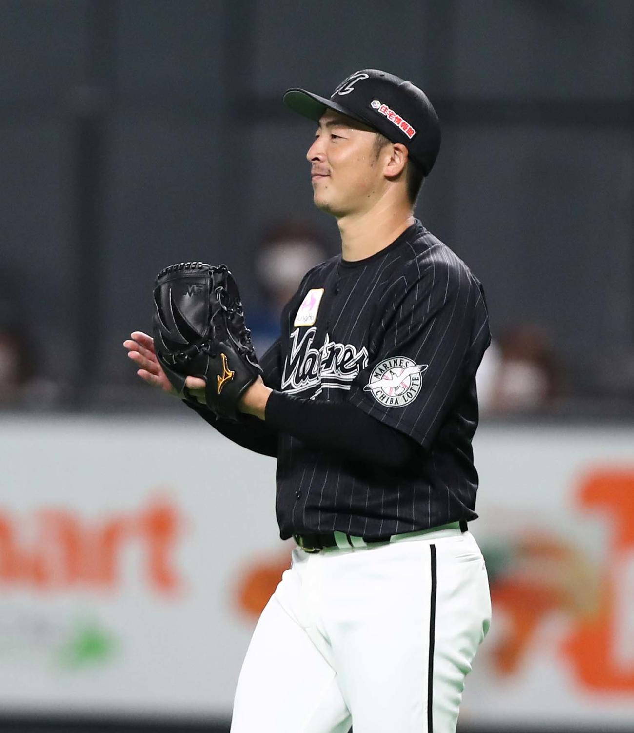 日本ハム対ロッテ　7回裏、走者を出すも無失点に抑えグラブをたたく美馬（撮影・黒川智章）