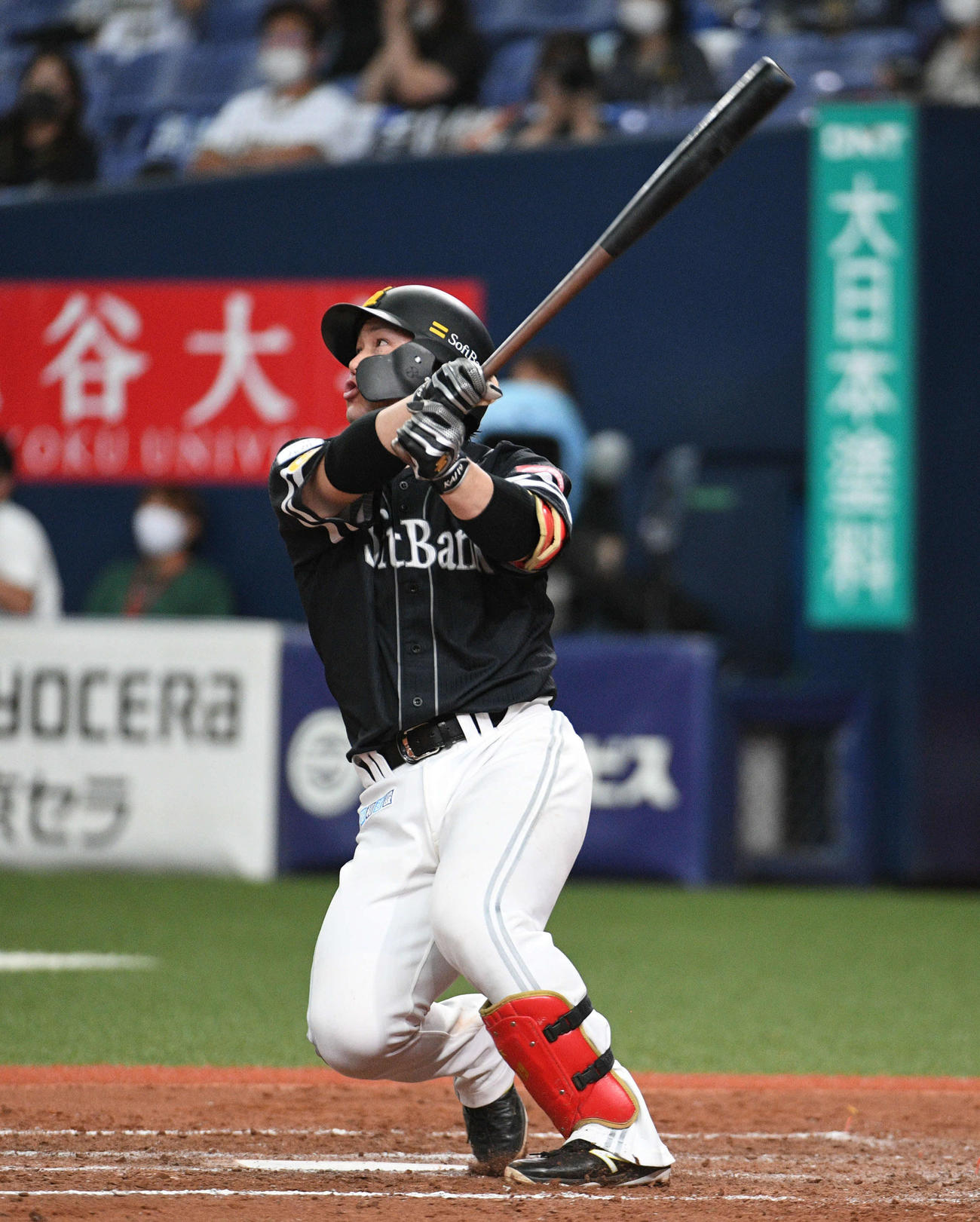 オリックス対ソフトバンク　9回表ソフトバンク1死一塁、甲斐拓也は2点本塁打を放つ（撮影・渦原淳）