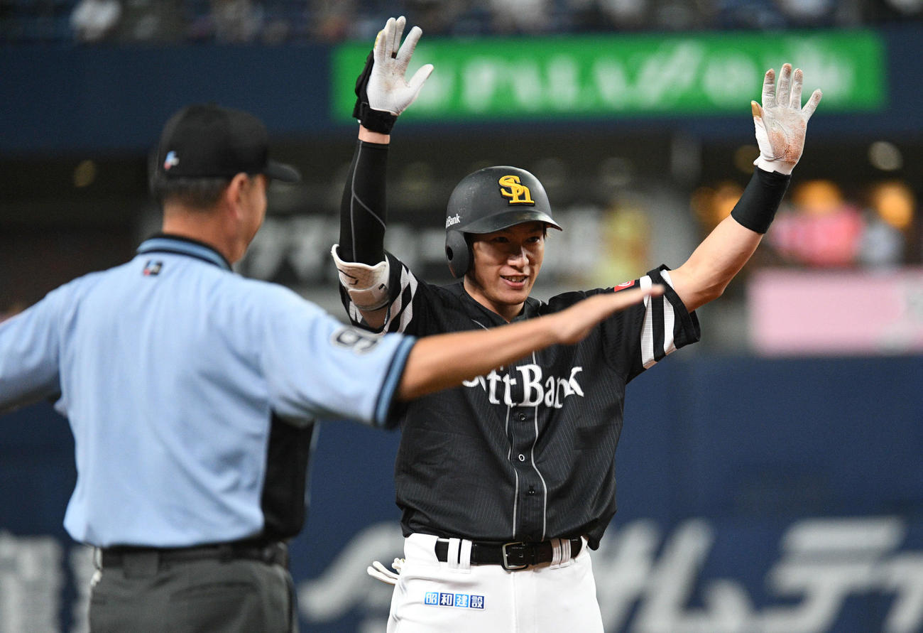 オリックス対ソフトバンク　4回表ソフトバンク2死三塁、柳田悠岐は適時三塁打を放ち三塁に滑り込みナインにこたえる（撮影・渦原淳）