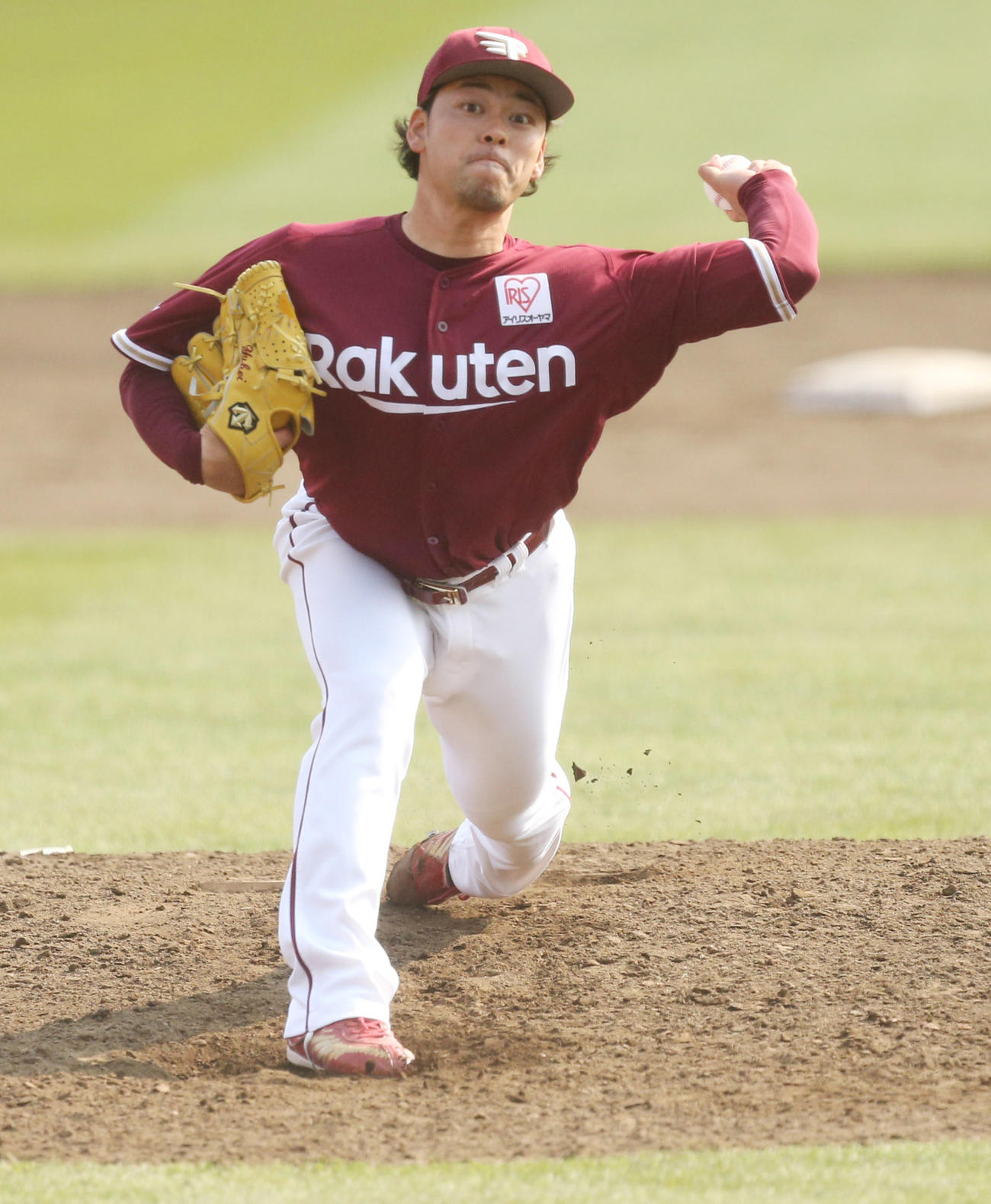 3月26日、楽天紅白戦で力投する高梨雄平