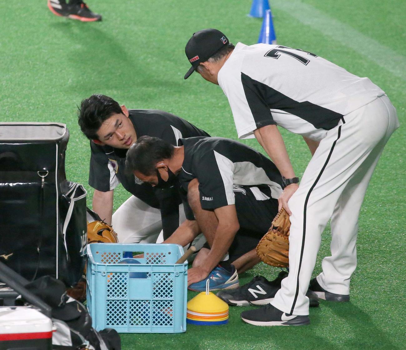 日本ハム対ロッテ　キャッチボール後、吉井投手コーチ（右）と話す佐々木朗（撮影・黒川智章）