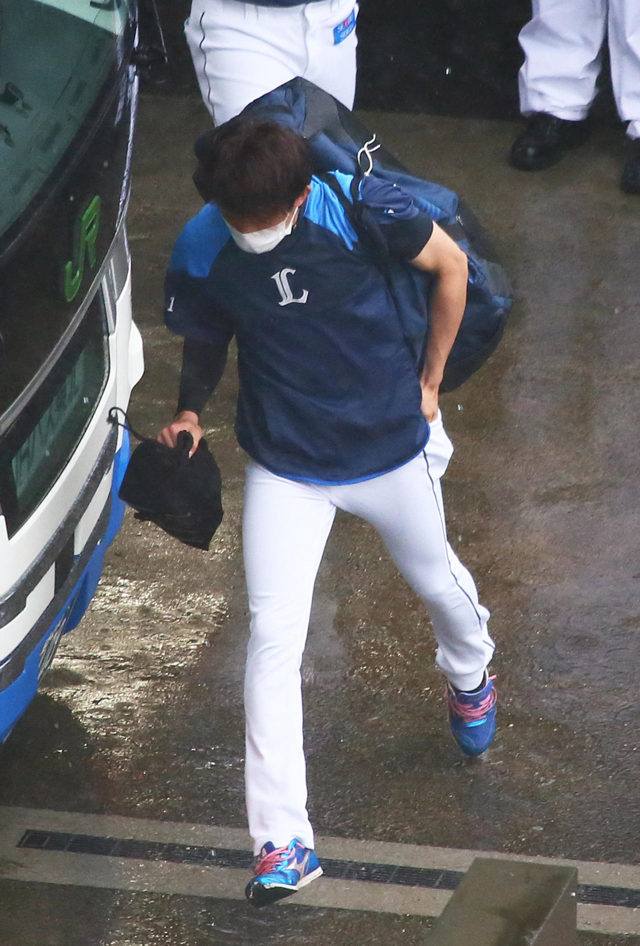 試合が雨天中止となり、室内練習場へと移動する西武今井（撮影・足立雅史）