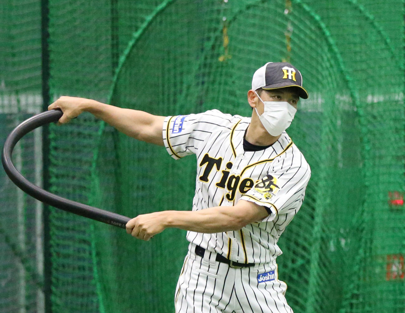 阪神対ヤクルト　試合を前に体を動かす矢野耀大監督（撮影・上山淳一）