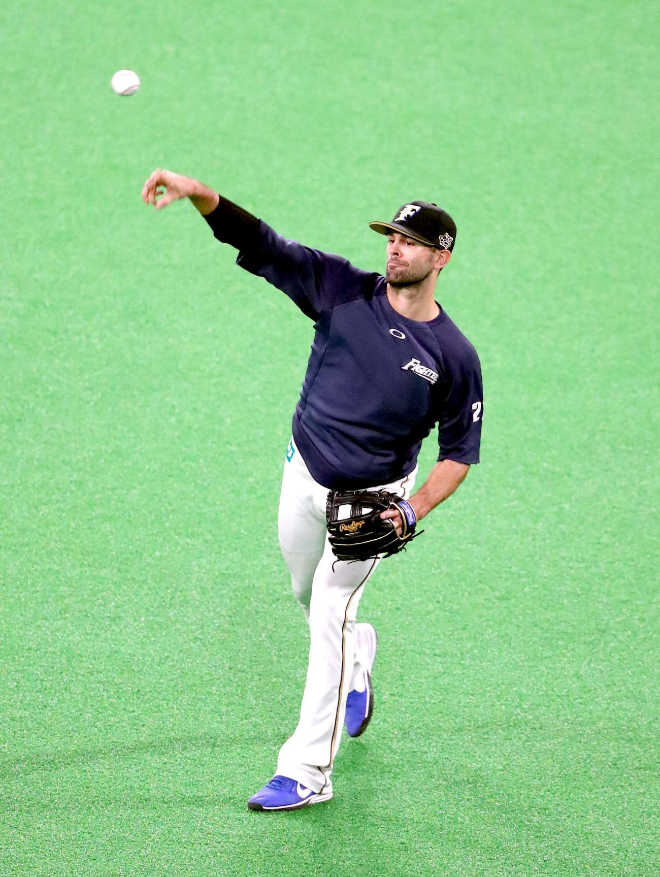 日本ハム対ロッテ　キャッチボールをする日本ハム・マルティネス（撮影・佐藤翔太）