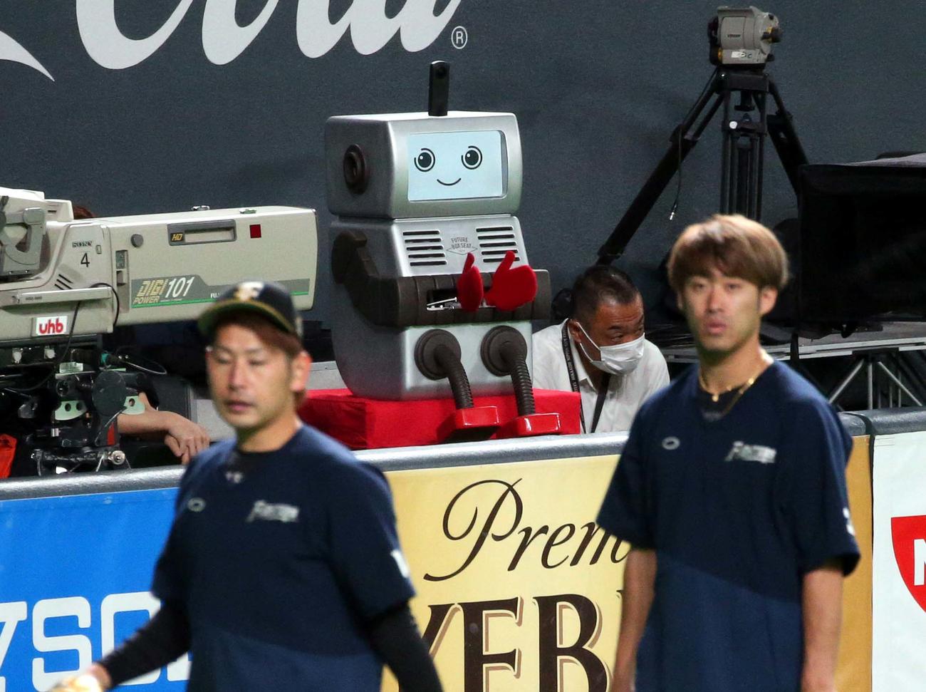 日本ハム対ロッテ　三塁側カメラマン席に試験的に設置されたロボットカメラ（撮影・黒川智章）