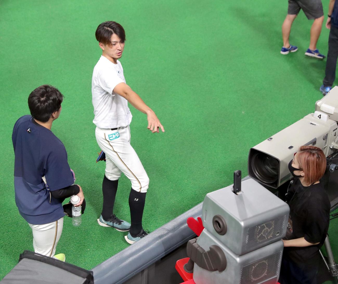 日本ハム対ロッテ　ロボットを活用したリモート観戦席「Future　Box　Seatβ」に興味津々の日本ハム上沢（撮影・佐藤翔太）