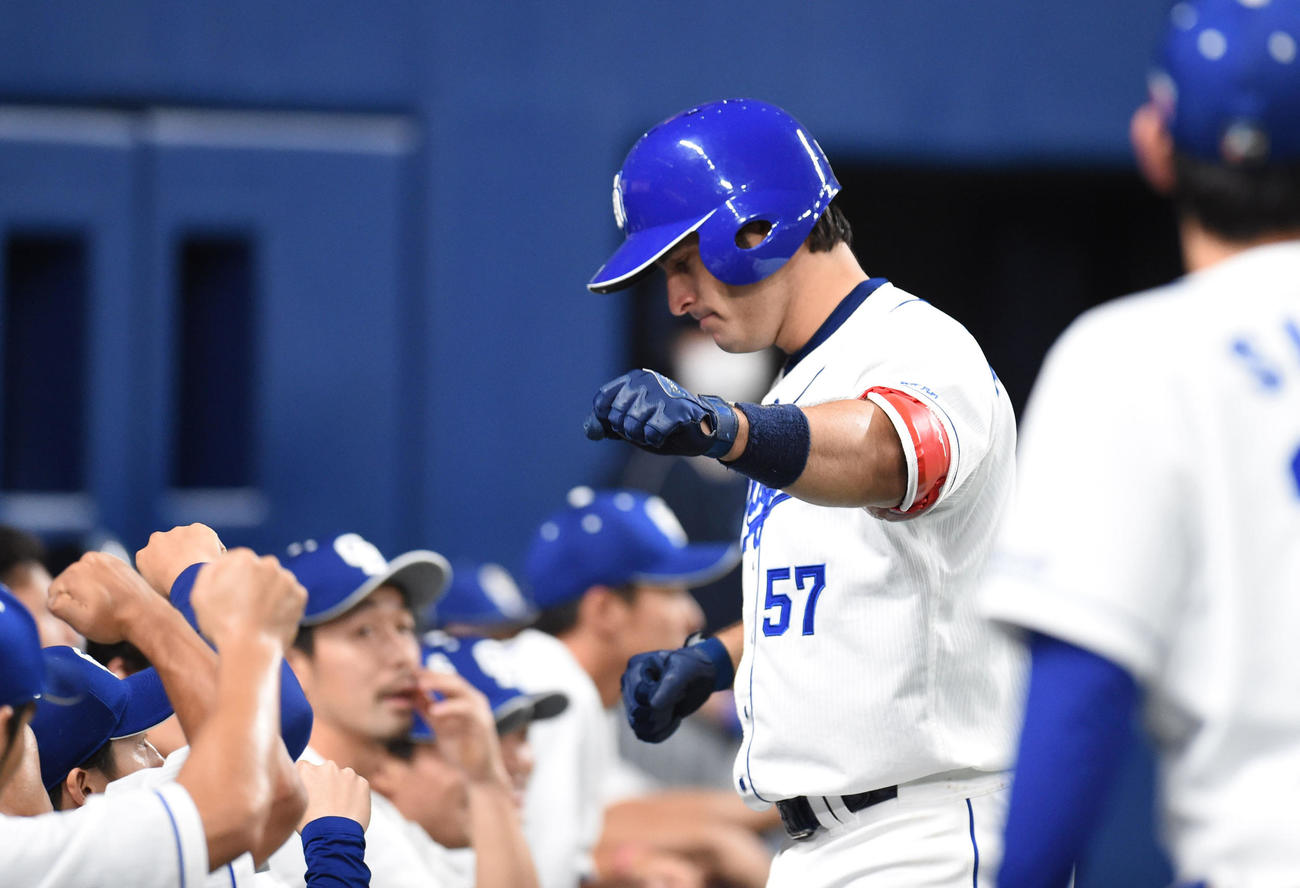 中日対DeNA　4回裏中日2死、右越え本塁打を放ったA・マルティネス（撮影・森本幸一）