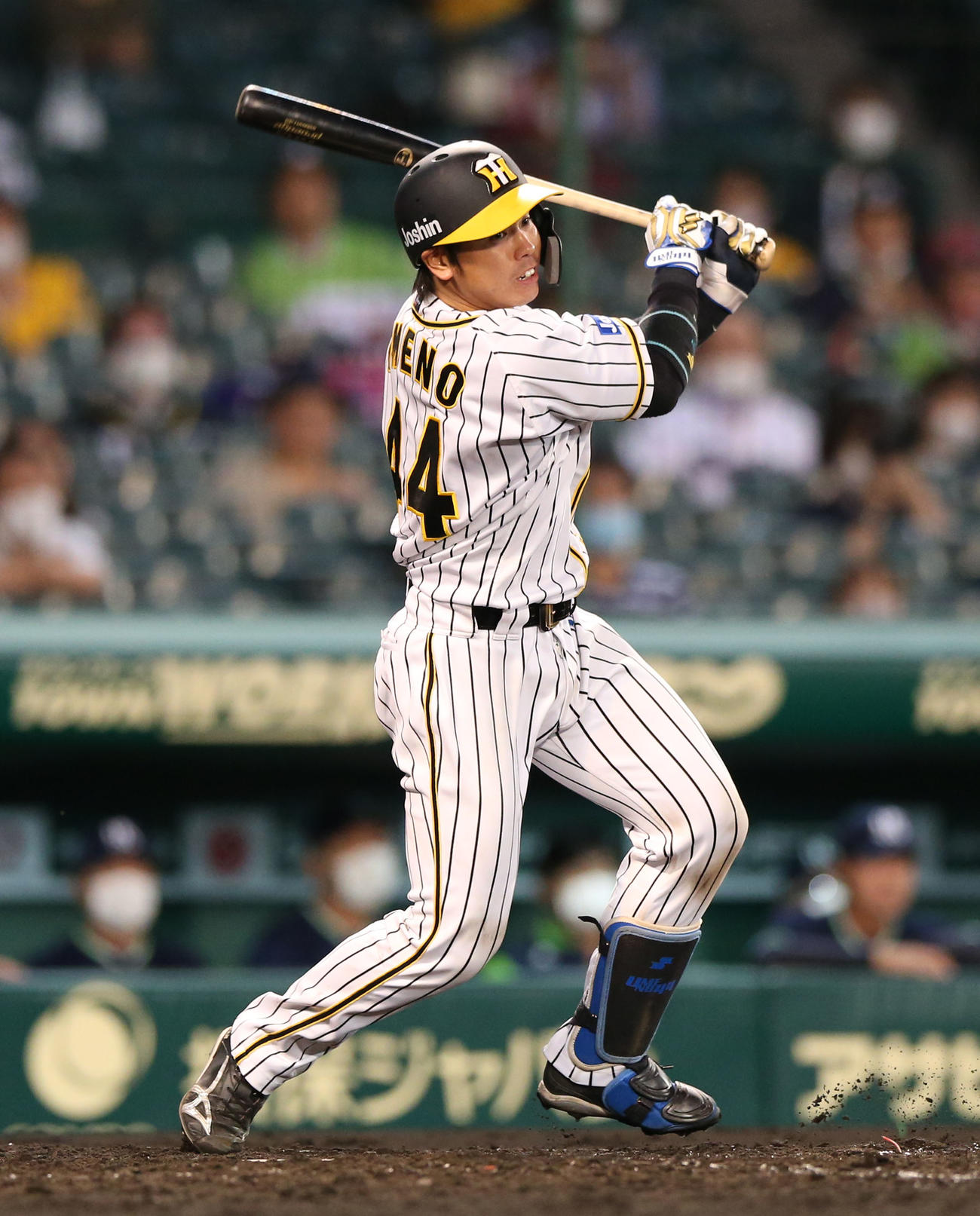 阪神対ヤクルト　4回裏阪神1死満塁、梅野は右に同点2点適時打を放つ（撮影・上山淳一）