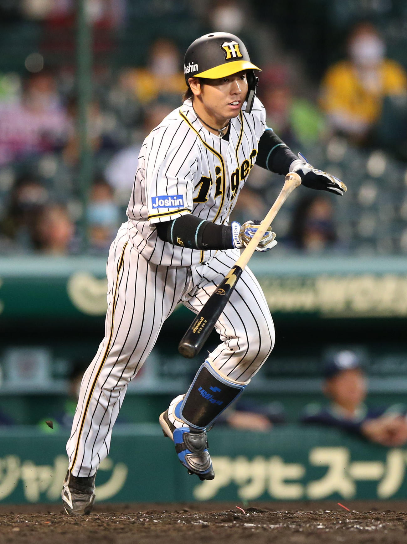 阪神対ヤクルト　4回裏阪神1死満塁、梅野は右に同点2点適時打を放つ（撮影・上山淳一）