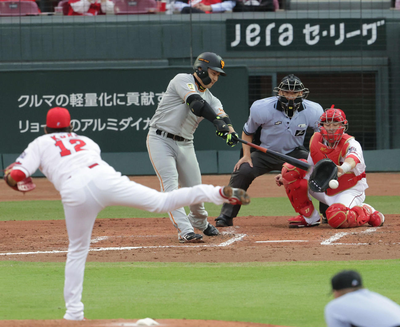 広島対巨人4回戦　3回表巨人1死一、三塁、丸は先制の左適時二塁打を放つ。投手は九里（撮影・加藤孝規）