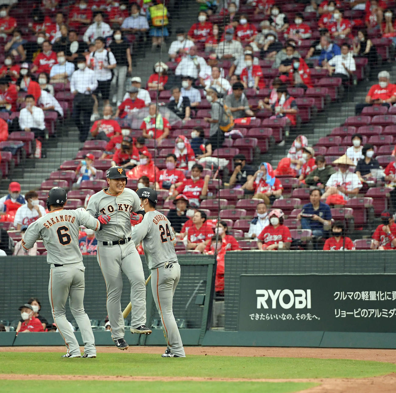 広島対巨人　3回表巨人1死二、三塁、3点本塁打を放った岡本和真は坂本勇人とジャンプ（撮影・たえ見朱実）