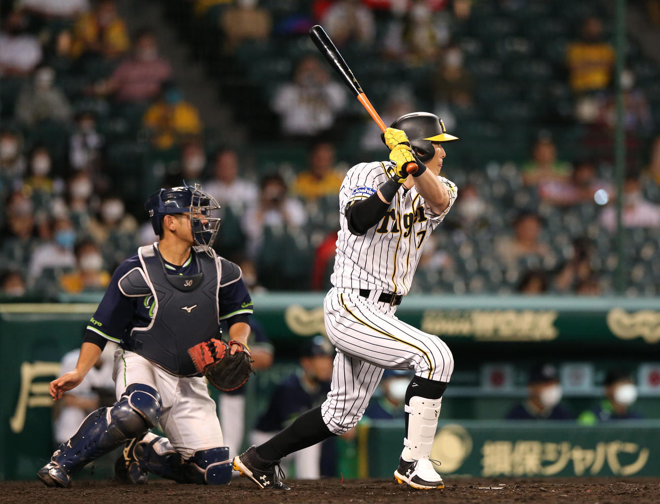 阪神対ヤクルト5回裏阪神無死一、三塁、糸井は左前適時打を放つ（撮影・上山淳一）