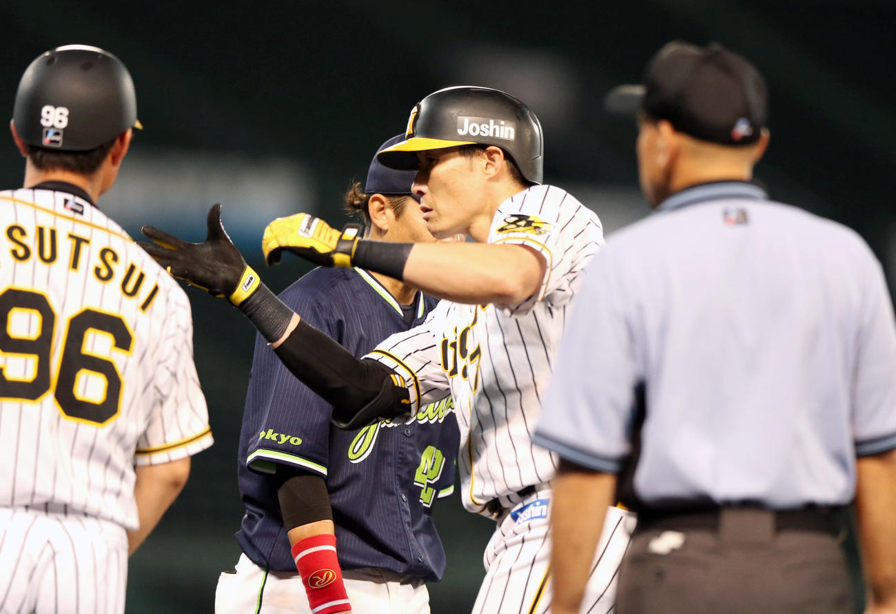 阪神対ヤクルト5回裏阪神無死一、三塁、糸井は左前適時打を放ちポーズを決める（撮影・上山淳一）