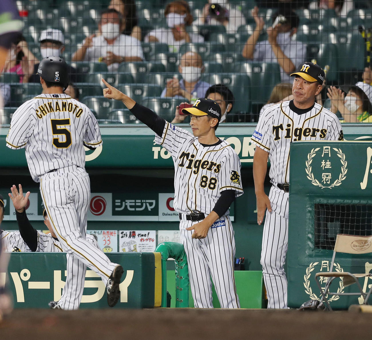 5回裏阪神無死一、三塁、糸井が適時打を放ち、笑顔で指さす矢野監督（中央）（撮影・前田充）