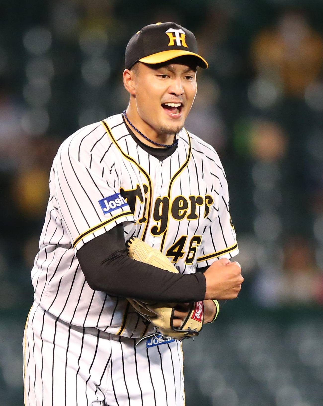 阪神対ヤクルト　6回表ヤクルト2死、秋山は西浦を三振にとりガッツポーズ（撮影・上山淳一）