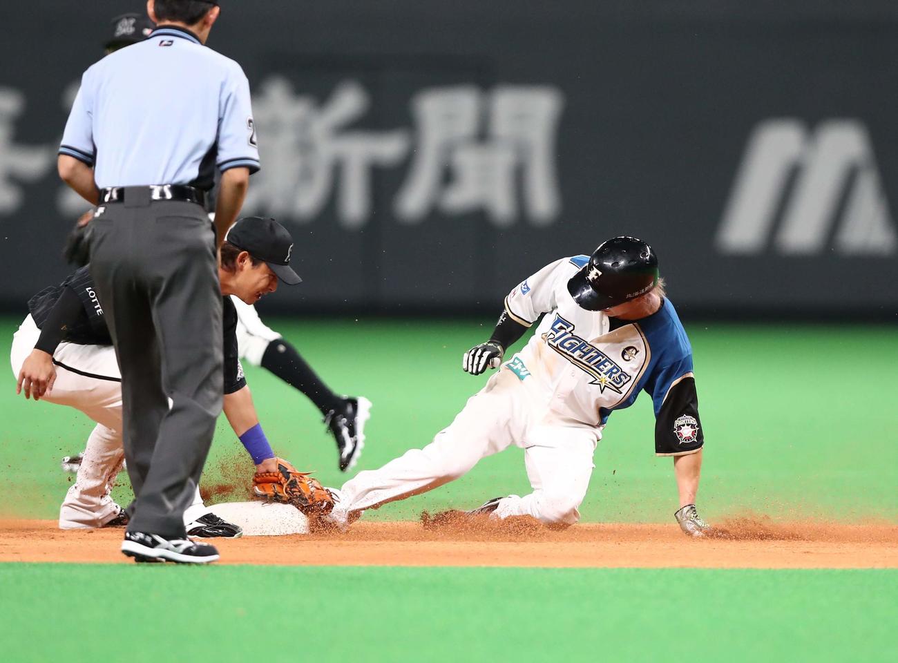 日本ハム対ロッテ　1回裏日本ハム無死一塁、盗塁を決める西川（撮影・黒川智章）