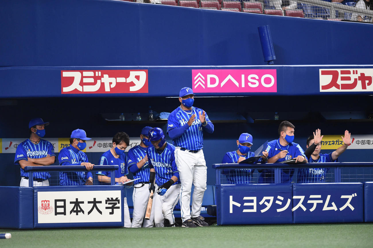 プロ野球中日対DeNA　8回表DeNA1死一塁、代走を告げるアレックス・ラミレス監督（撮影・森本幸一）
