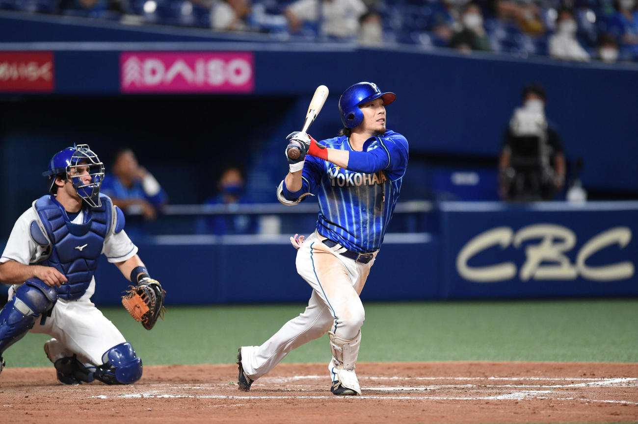 プロ野球中日対DeNA　8回表DeNA1死一塁、右前安打を放った倉本寿彦（撮影・森本幸一）