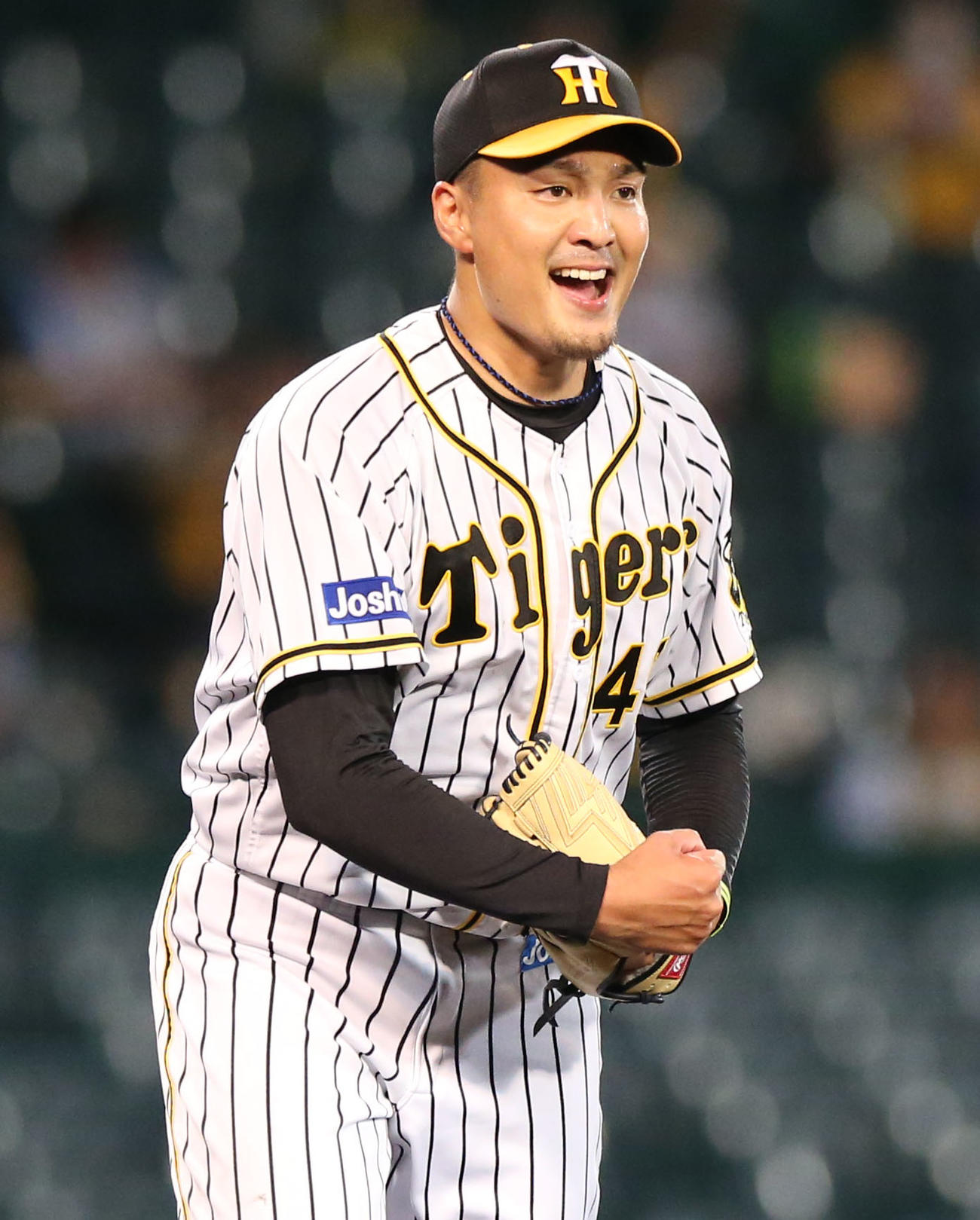 阪神対ヤクルト4回戦　6回表ヤクルト2死、秋山拓巳は西浦直亨を三振にとりガッツポーズ（撮影・上山淳一）
