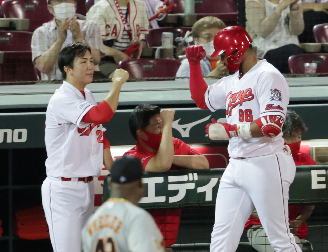 プロ野球広島対巨人4回戦　7回裏広島無死、本塁打を放ったアレハンドロ・メヒアを迎えるケムナ誠（左）（撮影・加藤孝規）