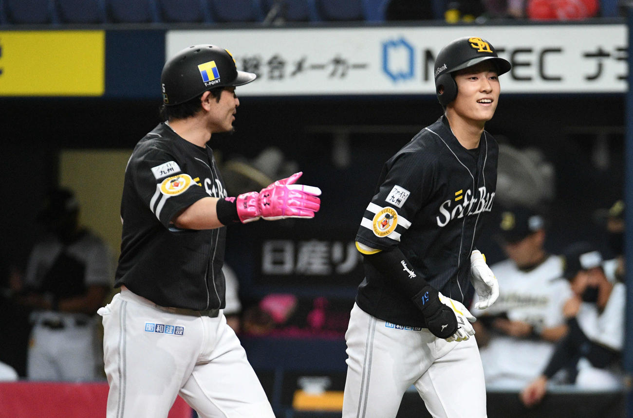 オリックス対ソフトバンク　7回表ソフトバンク2死一塁、2点本塁を放った上林誠知（右）は松田宣浩の祝福を受け生還する（撮影・渦原淳）