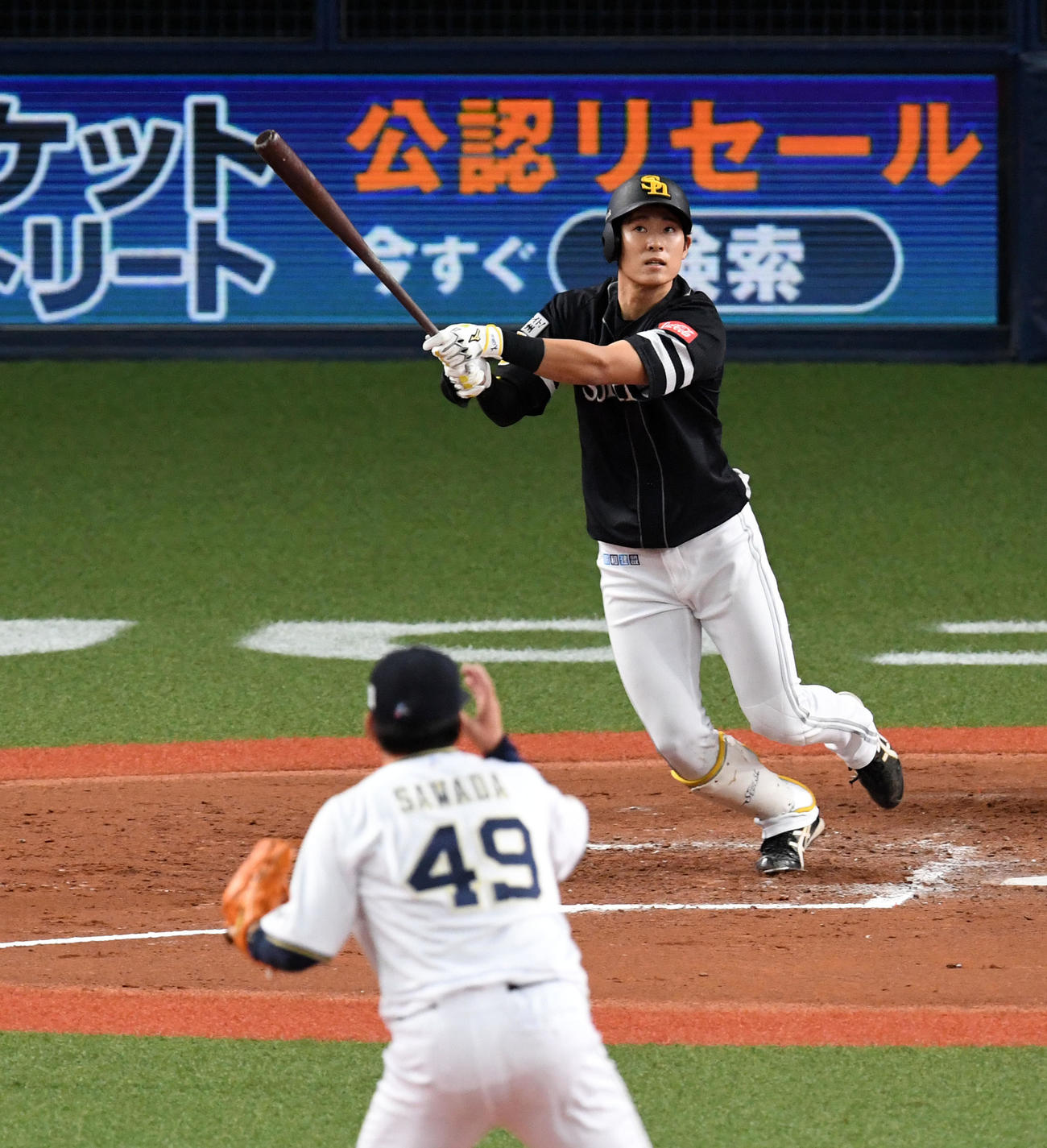 オリックス対ソフトバンク　7回表ソフトバンク2死一塁、上林は中越え本塁打を放つ（撮影・前岡正明）