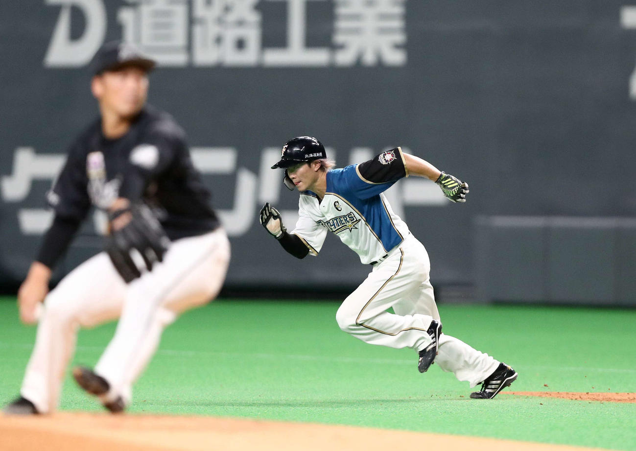 日本ハム対ロッテ　1回裏日本ハム無死一塁、盗塁を決める西川（撮影・黒川智章）