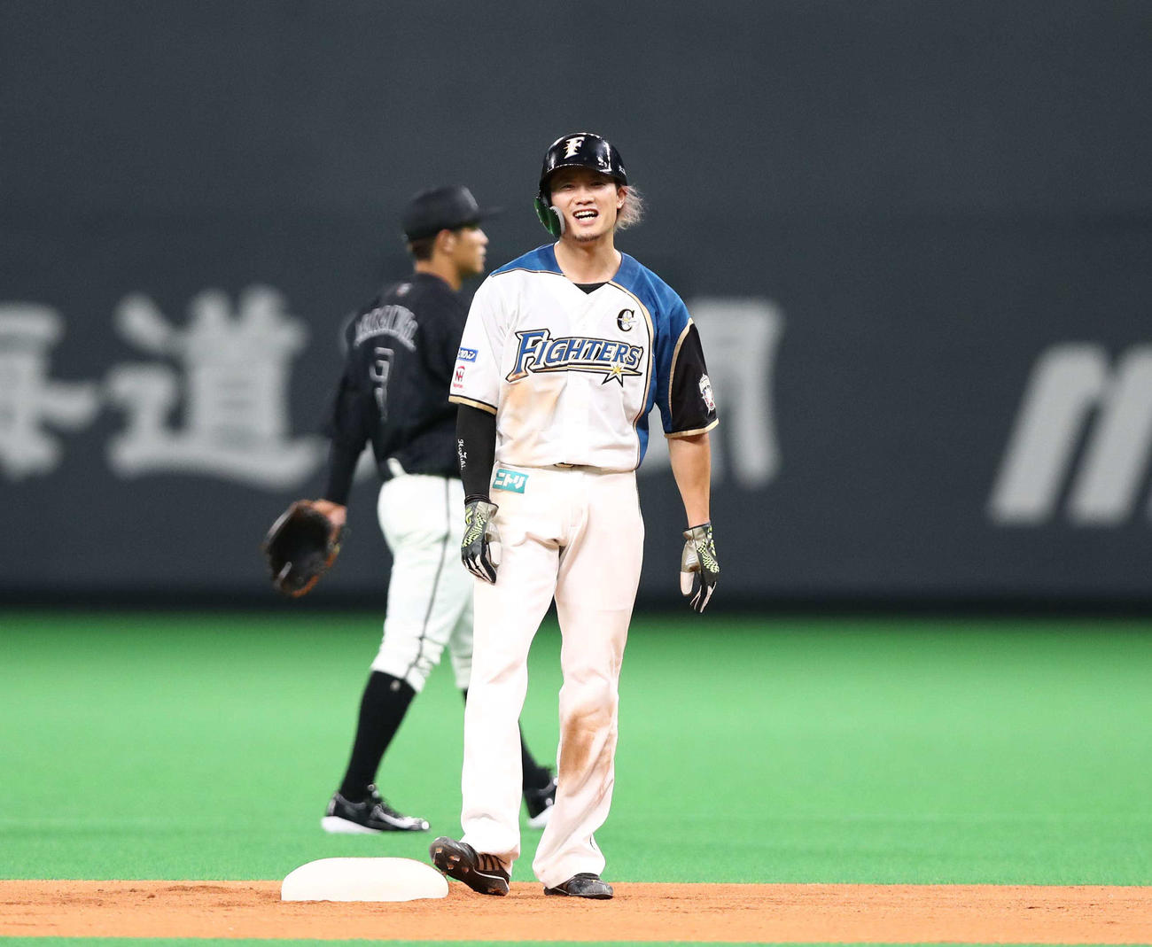 日本ハム対ロッテ　1回裏日本ハム無死一塁、盗塁を決め笑顔の西川（撮影・黒川智章）