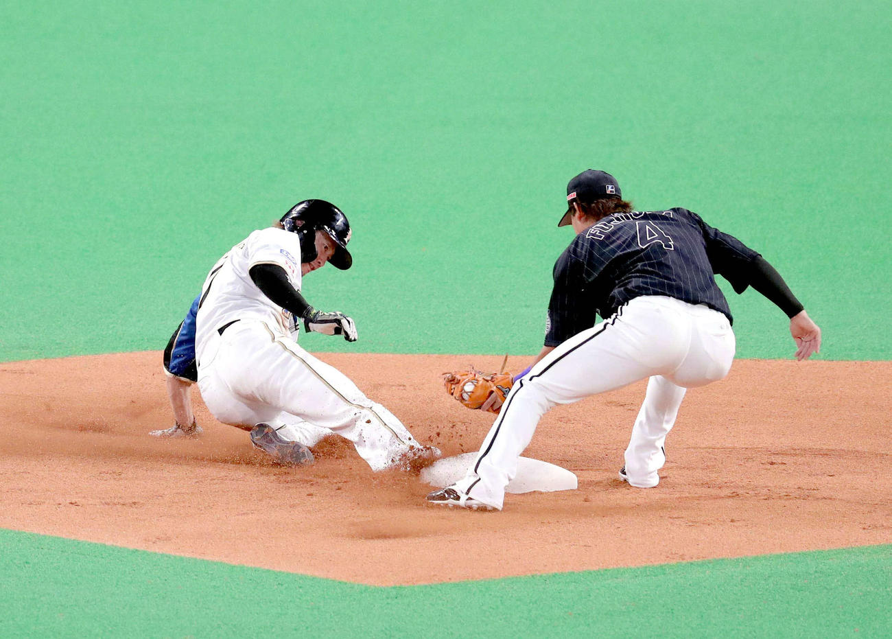日本ハム対ロッテ　1回裏日本ハム無死一塁、西川は二盗を決める（撮影・佐藤翔太）