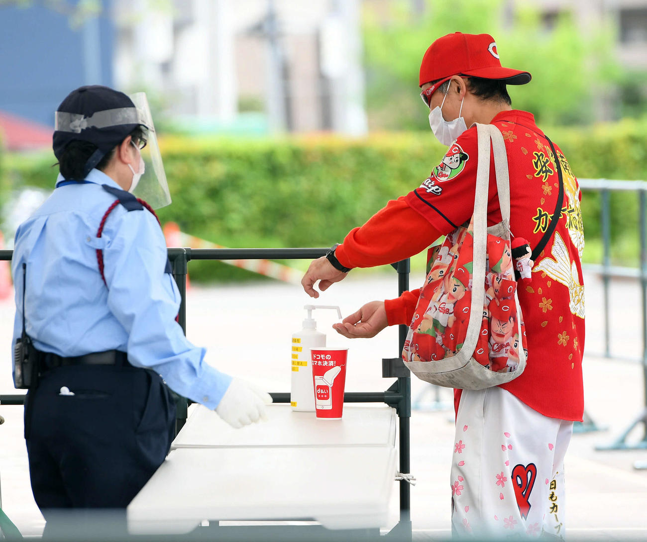 広島対巨人　消毒をする観客（撮影・たえ見朱実）