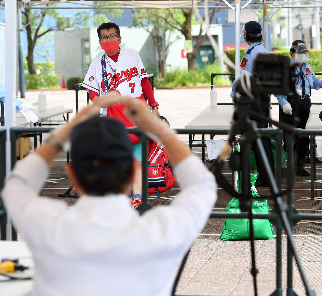 広島対巨人　有観客になり検温受ける観客（撮影・たえ見朱実）