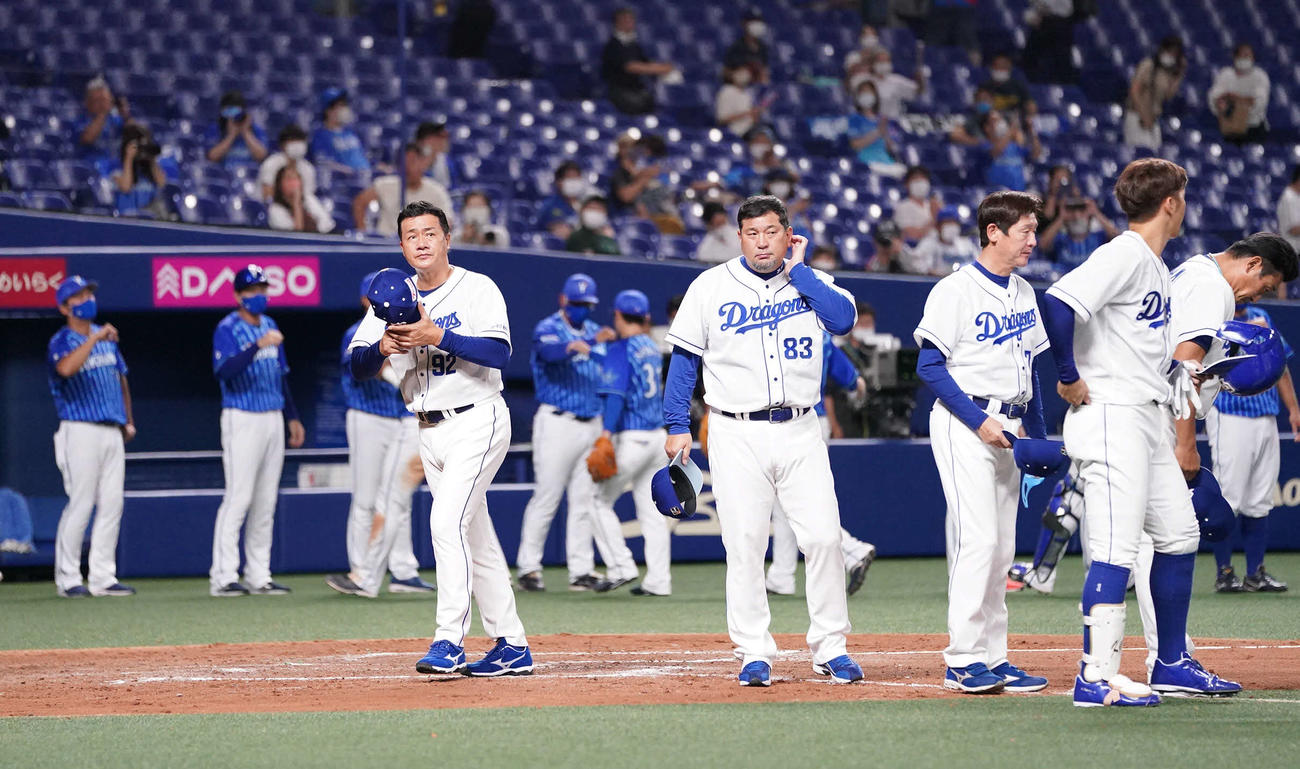 DeNAに敗れ、厳しい表情であいさつする与田監督（左）ら（撮影・森本幸一）
