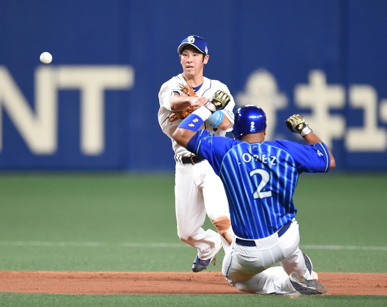 ベースを踏まずに一塁へ送球する石川駿（撮影・森本幸一）