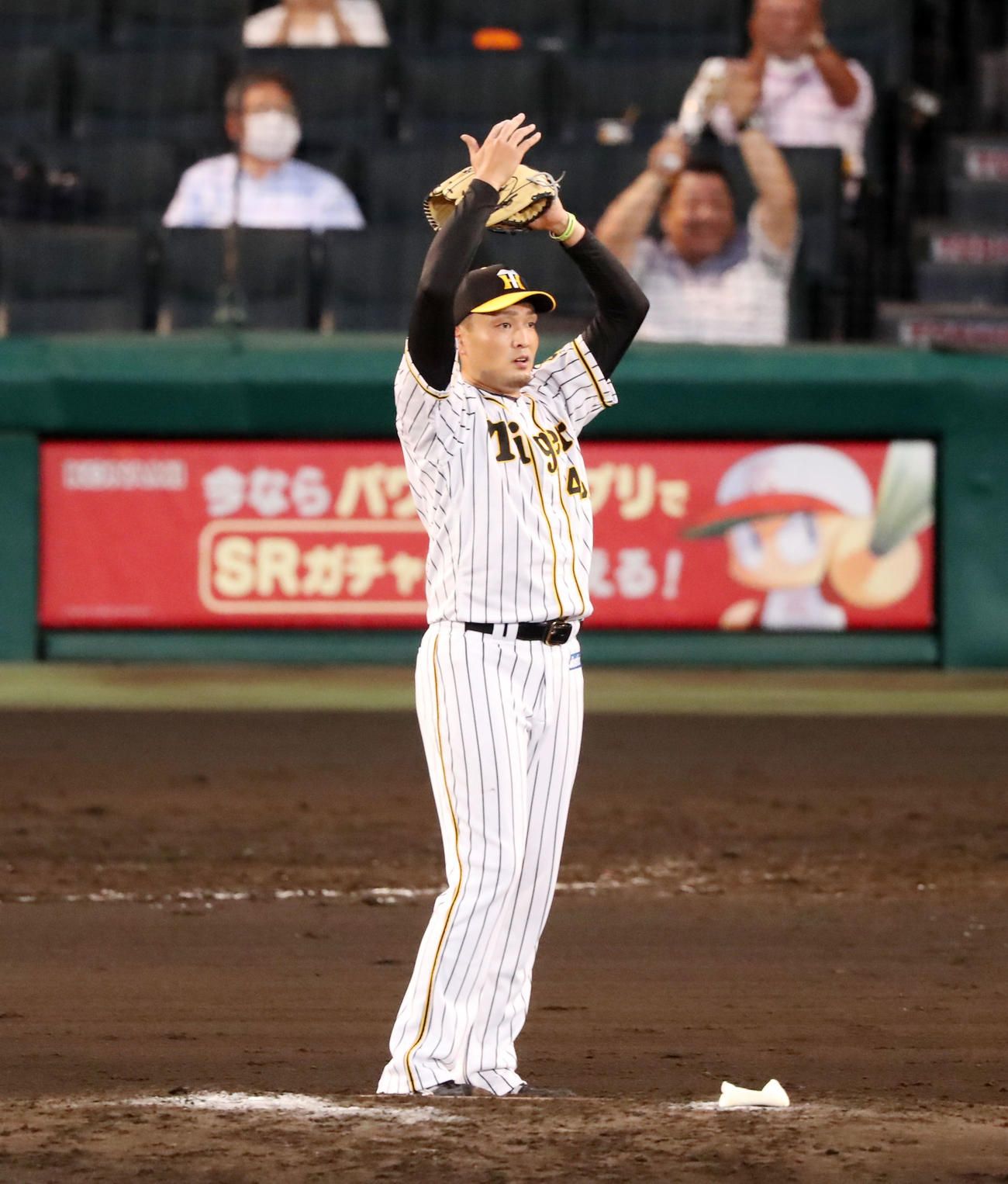 阪神対ヤクルト　4回表ヤクルト2死、秋山拓巳は雄平の飛球を好捕したジェリー・サンズにマウンドから拍手を送る（撮影・加藤哉）