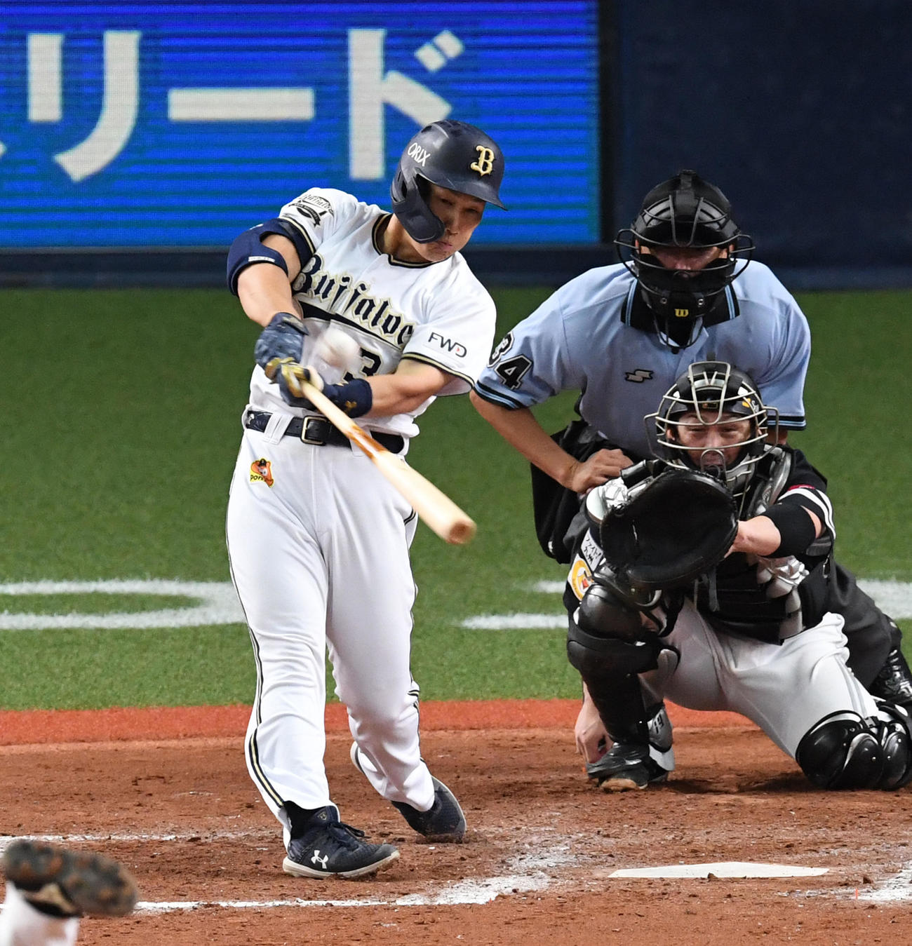 オリックス対ソフトバンク　8回裏オリックス2死、吉田正は右越え本塁打を放つ（撮影・前岡正明）