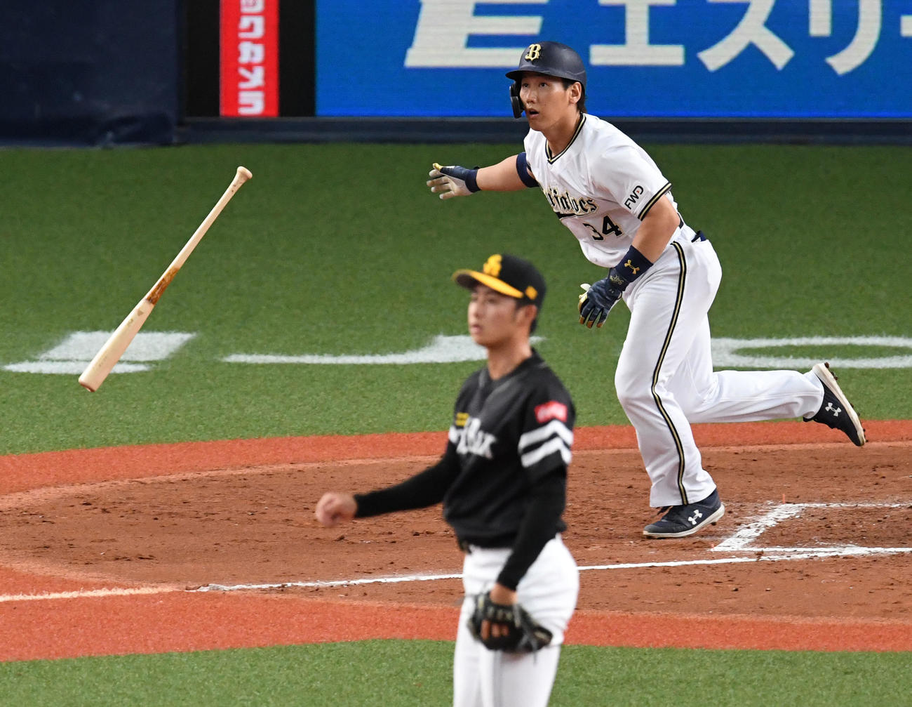 オリックス対ソフトバンク　8回裏オリックス2死、吉田正は右越え本塁打を放つ（撮影・前岡正明）