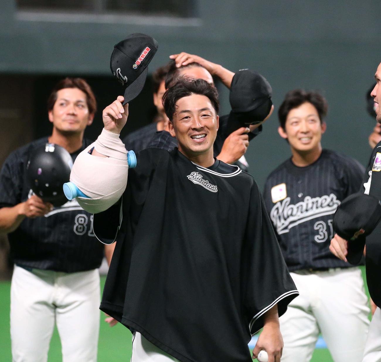 日本ハム対ロッテ　試合後、スタンドに笑顔であいさつするロッテ美馬（撮影・黒川智章）