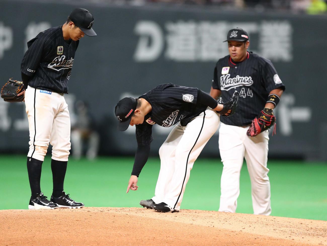 日本ハム対ロッテ　4回裏、マウンドの調子が悪く指摘する美馬（撮影・黒川智章）