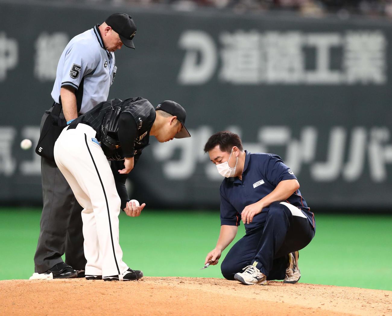 日本ハム対ロッテ　5回裏、マウンドの修復を見守るロッテ美馬（中央）（撮影・黒川智章）