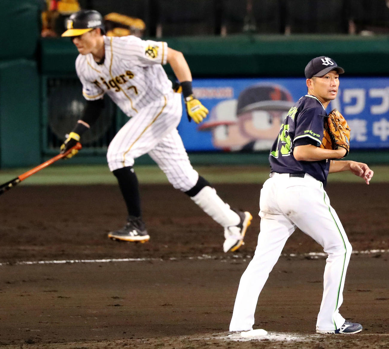 阪神対ヤクルト　5回裏阪神無死一、三塁、糸井（左）に左前適時打を浴びるヤクルト石川（撮影・加藤哉）
