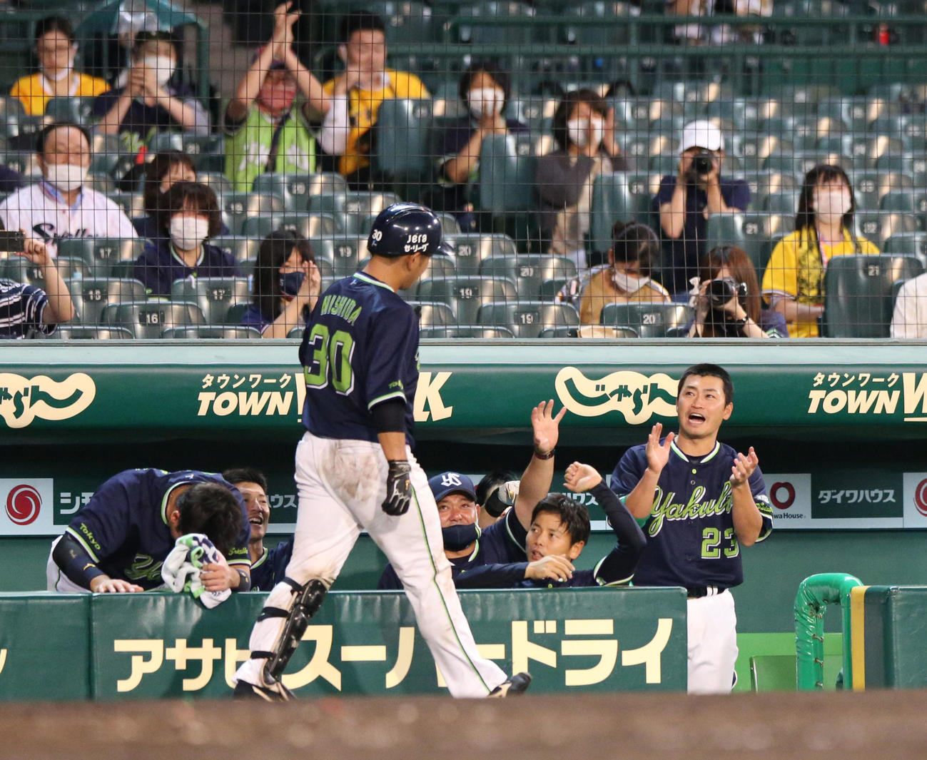 阪神対ヤクルト　5回表ヤクルト無死、左越え本塁打を放った西田（手前）を出迎えるヤクルトベンチ（撮影・上山淳一）