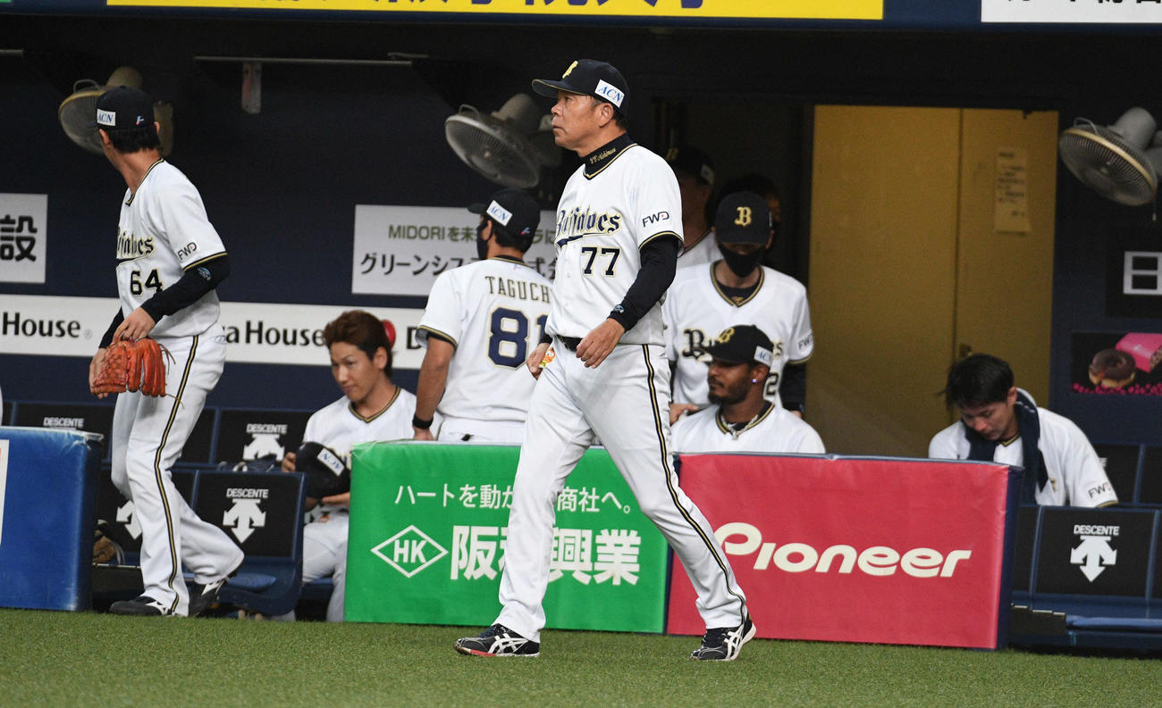 オリックス対ソフトバンク　7回裏オリックスの攻撃を終え選手交代へベンチを出る西村徳文監督（撮影・渦原淳）