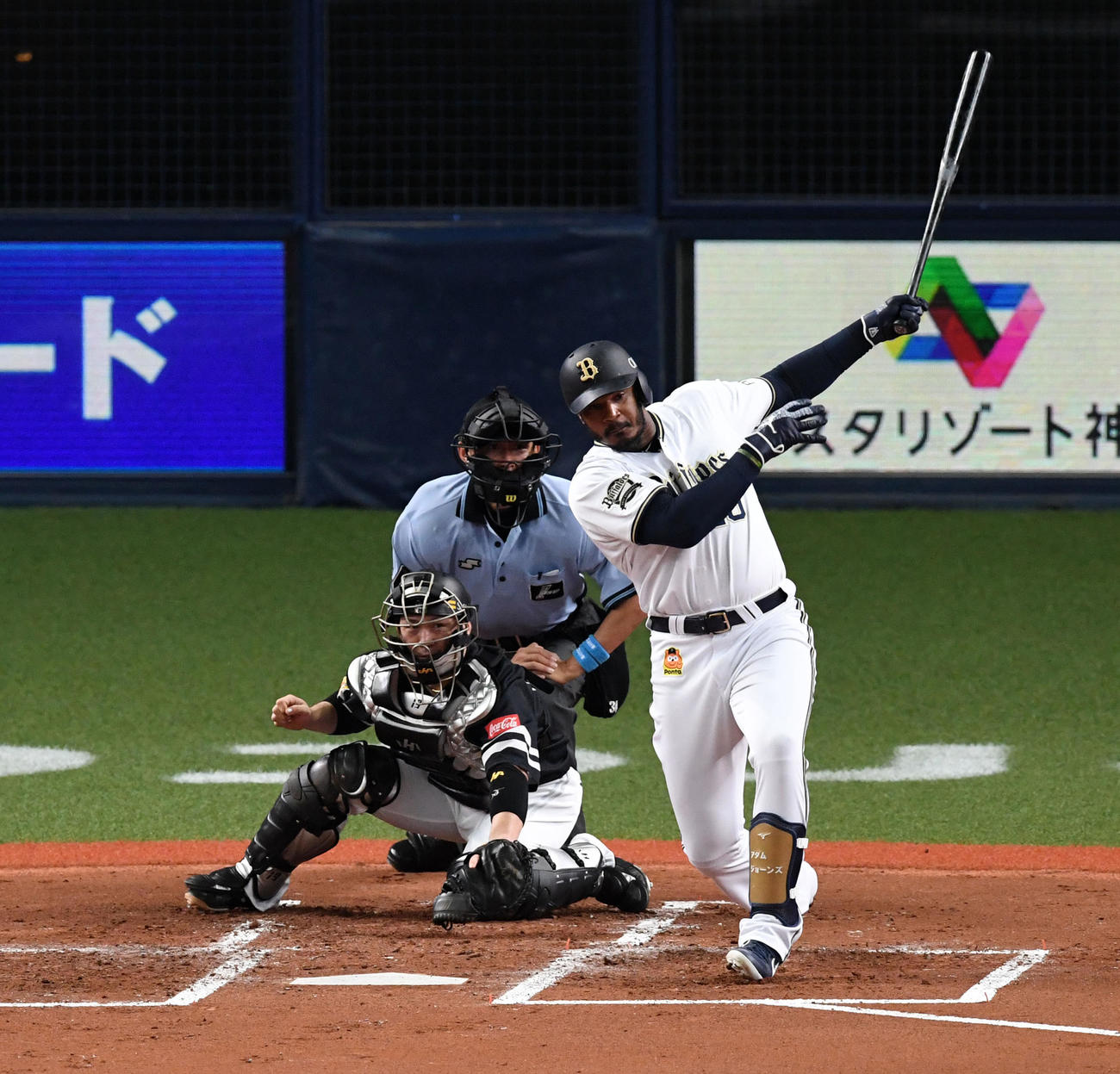 オリックス対ソフトバンク　1回裏オリックス2死一塁、左前打を放つジョーンズ（撮影・前岡正明）