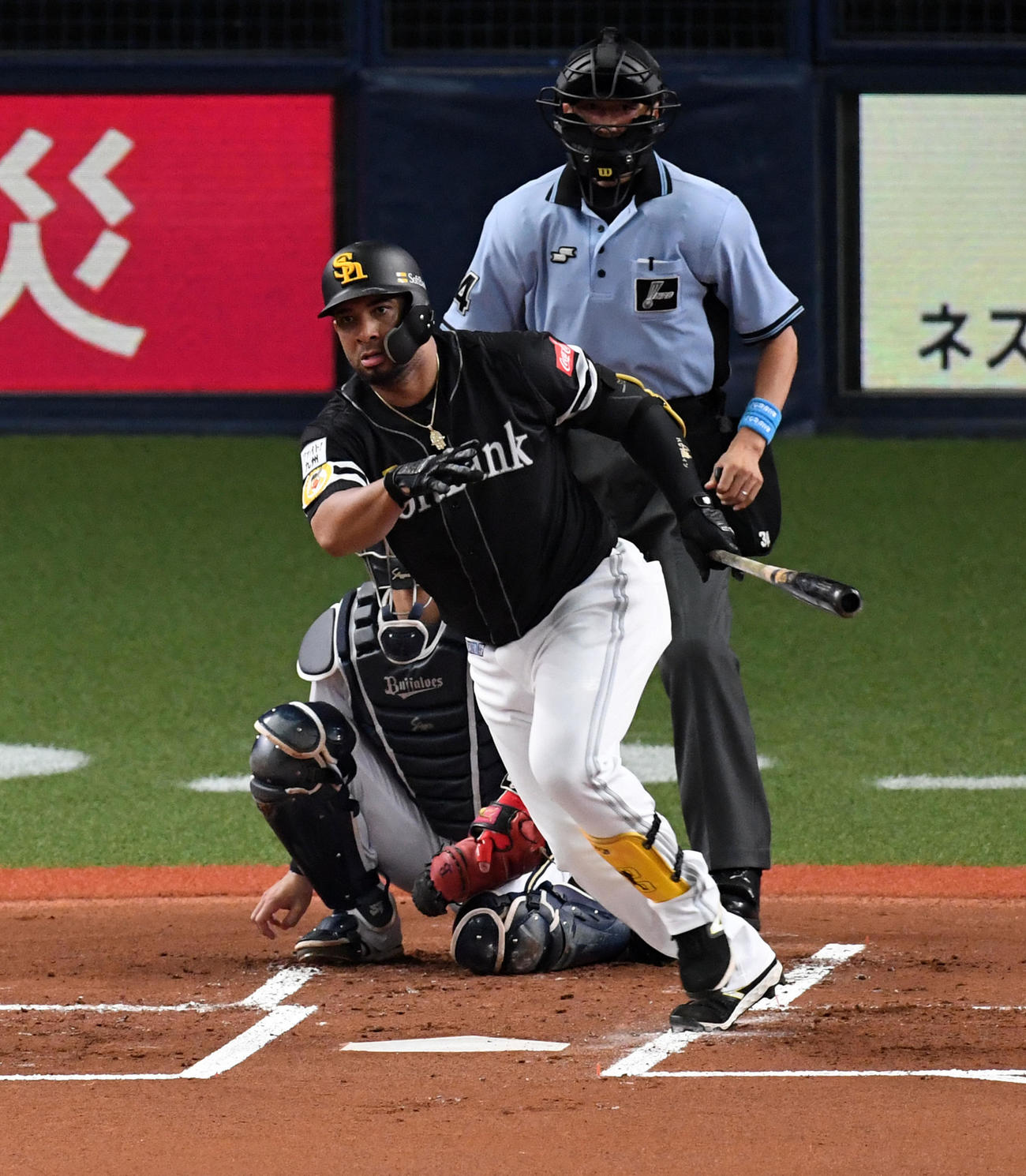 オリックス対ソフトバンク　1回表ソフトバンク1死一、二塁、バレンティンは先制の中適時打を放つ（撮影・前岡正明）