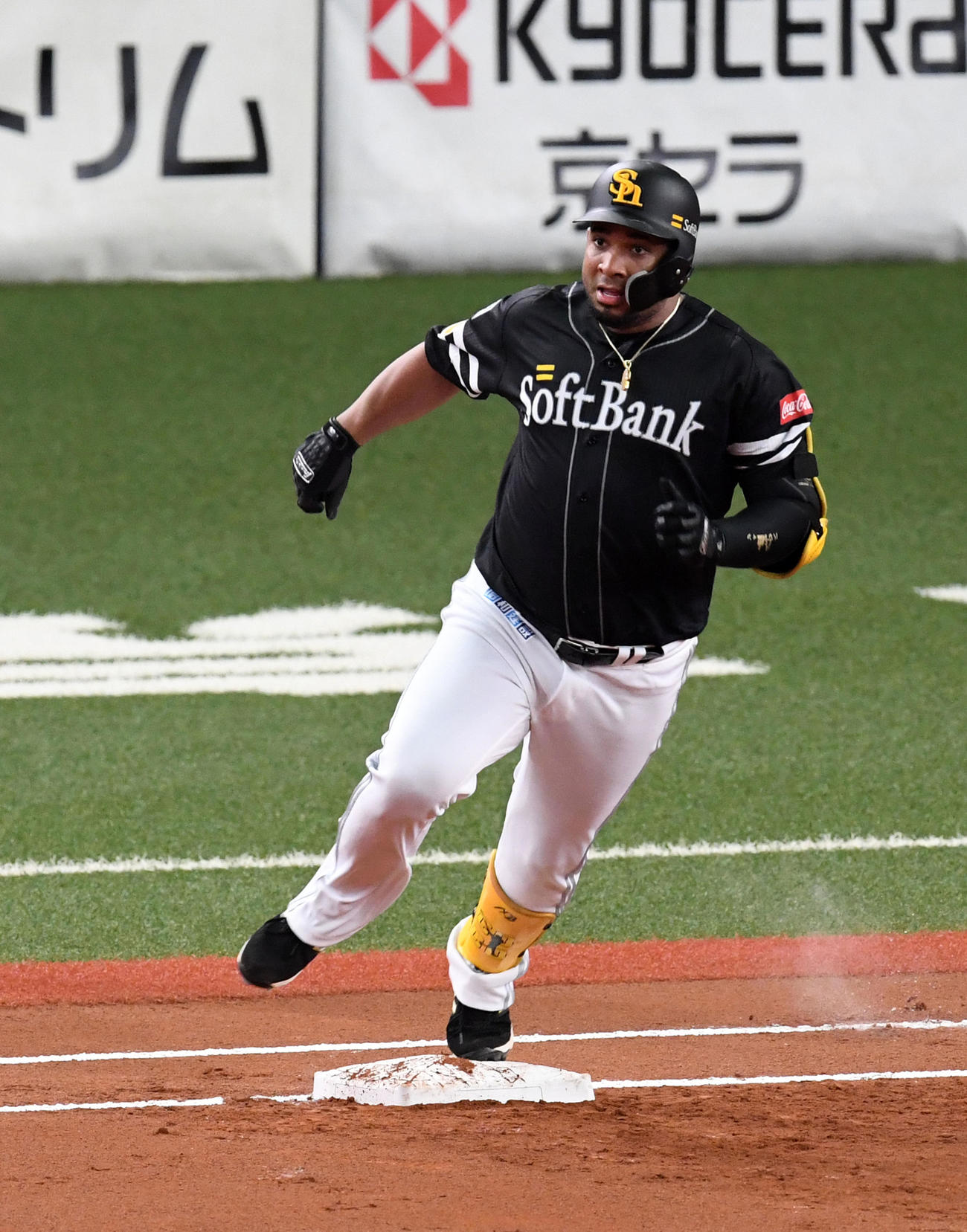 オリックス対ソフトバンク　1回表ソフトバンク1死一、二塁、先制の中適時打を放ったバレンティンは守備のミスで二塁に向かう（撮影・前岡正明）